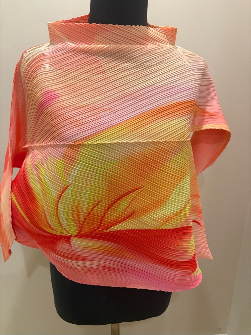 Made in Japan brand new pleated  Floral-Print asymmetrical top